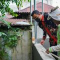Bangunan yang berada di atas parit sulang saling Jalan Sampali Lingkungan 5, Kelurahan Pandau Hulu, Kecamatan Medan Area, persisnya di depan Boutique Inn dan Kuphie dikongkar