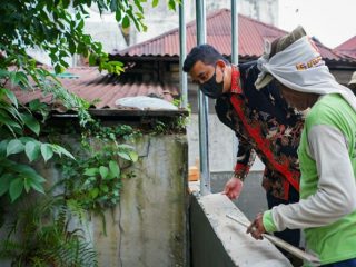 Bangunan yang berada di atas parit sulang saling Jalan Sampali Lingkungan 5, Kelurahan Pandau Hulu, Kecamatan Medan Area, persisnya di depan Boutique Inn dan Kuphie dikongkar