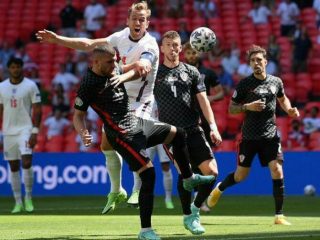 Timnas Inggris berhasil melampiaskan dendam semi-final Piala Dunia 2018 kepada Kroasia. Anak asuh Southgate menang tipis 1-0 melalui sepakan Raheem Sterling dimenit 57, Stadion Wembley, Sabtu (13/6/2021).