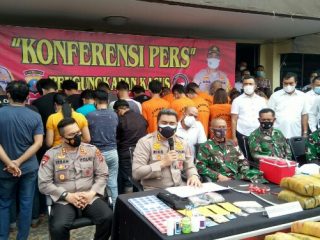 Polrestabes Medan mengamankan sebanyak 71 orang saat pesta narkoba di salah satu tempat karaoke di Jalan Adam Malik, Medan, Minggu (13/6/2021).