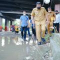 Walikota Medan, Muhammad Bobby Afif Nasution saat melakukan peninjauan dilokasi jalan rusak