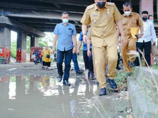 Walikota Medan, Muhammad Bobby Afif Nasution saat melakukan peninjauan dilokasi jalan rusak