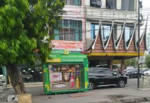 Reklame diduga menyalahi ketentuan berdiri di badan Jalan Gatot Subroto. Sedikitnya ada tiga unit reklame yang menampilkan website belanja online di jalan tersebut.