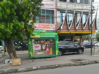 Reklame Website Belanja Online Berdiri di Badan Jalan