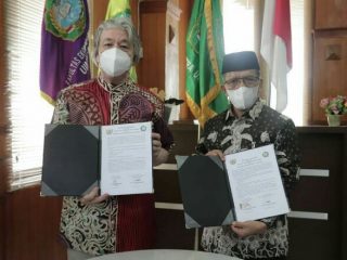 Rektor UIN Sumatera Utara, Prof Dr Syahrin Harahap MA dan Duta Besar Afghanistan untuk Indonesia Faizullah Zaki Ibrahim menandatangani kerjasama (MoU) bidang pendidikan, Selasa (15/6/2021).