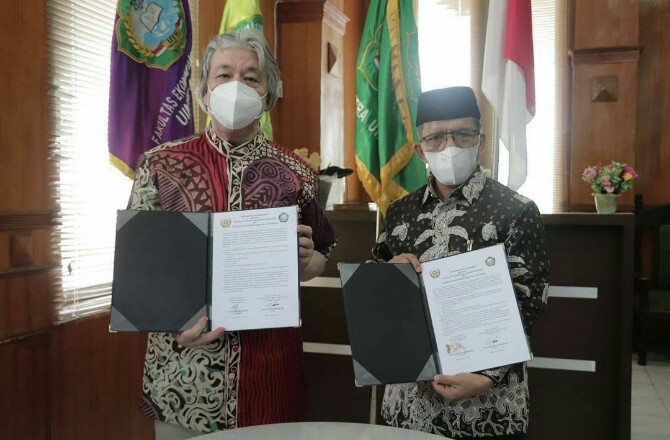 Rektor UIN Sumatera Utara, Prof Dr Syahrin Harahap MA dan Duta Besar Afghanistan untuk Indonesia Faizullah Zaki Ibrahim menandatangani kerjasama (MoU) bidang pendidikan, Selasa (15/6/2021).