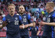 Pemain-pemain Finlandia ketika merayakan gol saat melawan Denmark dipertandingan pertama