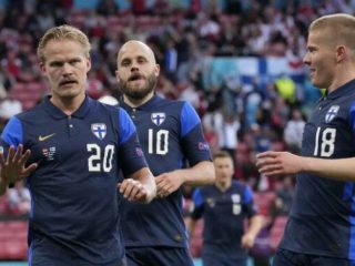 Pemain-pemain Finlandia ketika merayakan gol saat melawan Denmark dipertandingan pertama