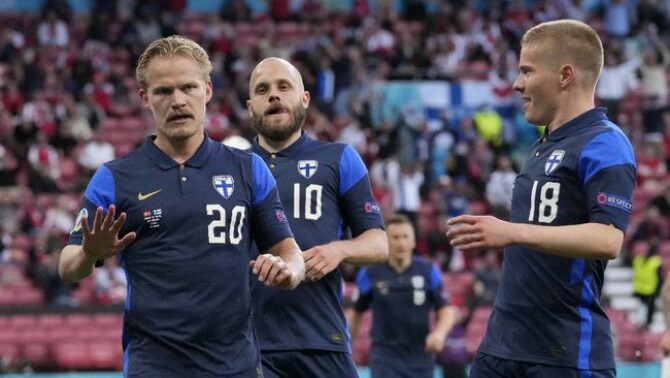 Pemain-pemain Finlandia ketika merayakan gol saat melawan Denmark dipertandingan pertama