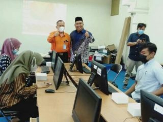 Sebanyak 40 Mahasiswa semester 6 ilmu komunikasi mengikuti Praktek Desain Grafis dan Multi media di Laboratorium Politeknik Negeri Media Kreatif PSDKU Medan Jalan Karya Ujung yang diadakan oleh UniversItas Islam Negeri Sumatera Utara Prodi Ilmu komunikasi (17/6).