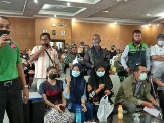 Tak puas dengan hasil pengumuman Penerimaan Peserta Didik Baru (PPDB) untuk jalur Afirmasi, prestasi dan perpindahan orangtua, puluhan orangtua ramai mendatangi kantor Dinas Pendidikan Sumatera Utara di Jalan Cik Ditiro, Jumat (18/6/2021).