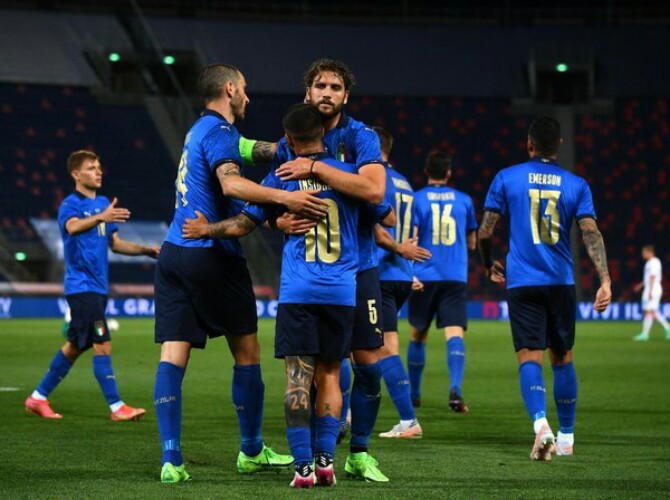 Skuad Italia merayakan kemenangan di pertandingan sebelumnya. Italia akan memainkan laga terakhir melawan Wales di Stadion Olimpico Roma, Minggu (20/6/2021). Hasil pertandingan tidak mempengaruhi langkah Italia ke babak selanjutnya.
