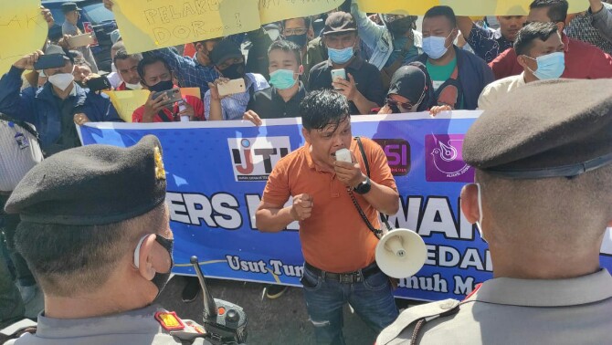 Ratusan jurnalis dari berbagai media dan organisasi di Pematangsiantar, Sumatera Utara menggelar aksi turun ke jalan, Senin (21/6/2021).