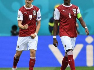 Baumgartner merayakan golnya bersama D Alaba