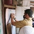Walikota Medan, Bobby Nasution menempel stiker tanda rumah warga sudah dikunjungi untuk pendataan warga miskin dan tidak mampu.