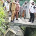 Walikota Medan, Muhammad Bobby Afif Nasution meninjau langsung drainase yang tersumbat di Jalan HM Said Gang Juki, Kecamatan Medan Timur, Senin (21/6/2021)