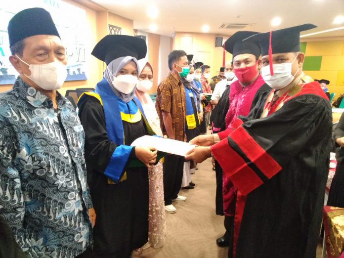 Sebanyak 77 Aalumni Fakultas Ilmu Sosial (FIS) Universitas Islam Negeri Sumatera Utara menjalani proses yudisium pada Senin (21/06/2021) di Aula FIS UIN Sumut Kampus IV, Durin Jangak, Pancur Batu, Deliserdang.