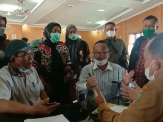 Puluhan orangtua Penerimaan Peserta Didik Baru (PPDB) Sumatera Utara (Sumut) tahun 2021 kembali mendatangi kantor Dinas Pendidikan Sumut di Jalan Cik Ditiro, Selasa (22/6/2021).