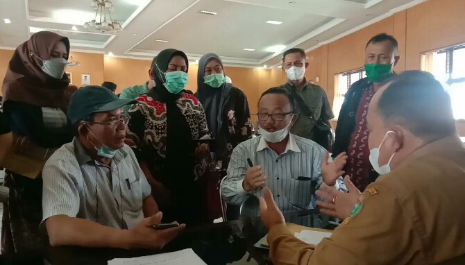 Puluhan orangtua Penerimaan Peserta Didik Baru (PPDB) Sumatera Utara (Sumut) tahun 2021 kembali mendatangi kantor Dinas Pendidikan Sumut di Jalan Cik Ditiro, Selasa (22/6/2021).