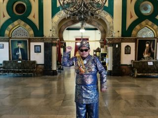 Ketua Paranormal Indonesia sekaligus Pimpinan Pengobatan Alternatif, Tabib Hendro Saputro mencoba mengungkap misteri Kampung Sukmo Ilang di Medan.