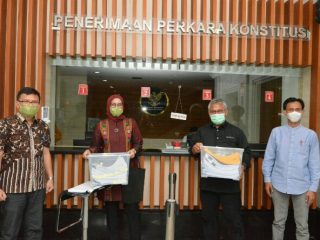 Dua Komisioner Komisi Pemilihan Umum (KPU), Arief Budiman dan Evi Novida Ginting Manik mengajukan uji materi atau judicial review ke Mahkamah Konstitusi (MK) terkait Undang-undang Nomor 7 Tahun 2017 tentang Pemilihan Umum (Pemilu)