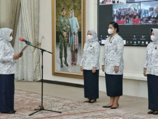 Kahiyang Ayu dilantik menjadi Ketua Yayasan Kanker Indonesia (YKI) Kota Medan Periode 2021- 2025 oleh Ketua YKI Sumut, Nawal Lubis di Rumah Dinas Gubernur Sumatera Utara, Jalan Sudirman, Jumat (25/6/2021).