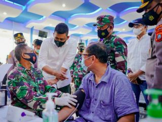 Kementrian BUMN menggelar vaksinasi massal di Eks Bandara Polonia, Sabtu (26/6/2021)