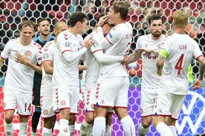Tim Denmark kembali memberikan kejutan di pentas Euro 2020. Tim Dinamit menjungkalkan Wales dengan skor telak 4 gol tanpa balas.
