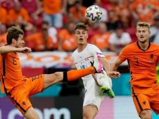 Timnas Belanda harus mengubur impian menjuarai Euro 2020 setelah secara mengejutkan ditaklukan Timnas Ceko 0-2 di Stadion Puskas Ferenc, Minggu (27/6/2021).