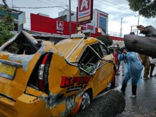 Hujan deras yang disertai angin kencang mengakibatkan pohon yang berada di depan Rumah Sakit Umum Pusat Haji (RSUPH) Adam Malik tumbang, Senin (28/6/2021) sekitar pukul 16.00 WIB.