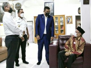 Walikota Medan, Muhammad Bobby Afif Nasution bersama Wakil Walikota Medan, Aulia Rachman dan Sekda Kota Medan, Wirya Alrahman mengunjungi kediaman Pj Walikota Medan periode 2008-2009, Afifuddin Lubis di Komplek Pemda, Jalan Sidodamex Kecamatan Medan Timur, Rabu (30/6/2021).