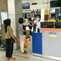 Bagi pelanggan kereta api antarkota di wilayah Sumatera Utara (Sumut)wajib menunjukkan surat keterangan hasil negatif Rapid Test Antigen maksimal 1x24 jam atau tes RT-PCR maksimal 2x24 jam sebelum keberangkatan.