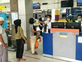 Bagi pelanggan kereta api antarkota di wilayah Sumatera Utara (Sumut)wajib menunjukkan surat keterangan hasil negatif Rapid Test Antigen maksimal 1x24 jam atau tes RT-PCR maksimal 2x24 jam sebelum keberangkatan.