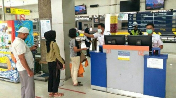 Bagi pelanggan kereta api antarkota di wilayah Sumatera Utara (Sumut)wajib menunjukkan surat keterangan hasil negatif Rapid Test Antigen maksimal 1x24 jam atau tes RT-PCR maksimal 2x24 jam sebelum keberangkatan.