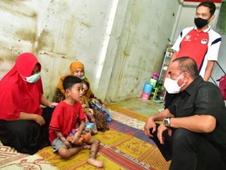 Dua anak penderita penyakit kulit asal Kabupaten Mandailing Natal (Madina), yaitu Haikal (9) dan Zakira (3) saat ini sudah dibawa ke RS Haji Medan untuk pemeriksaan lebih lanjut. Edy menduga, penyakit kulit yang diderita keduanya akibat merkuri.