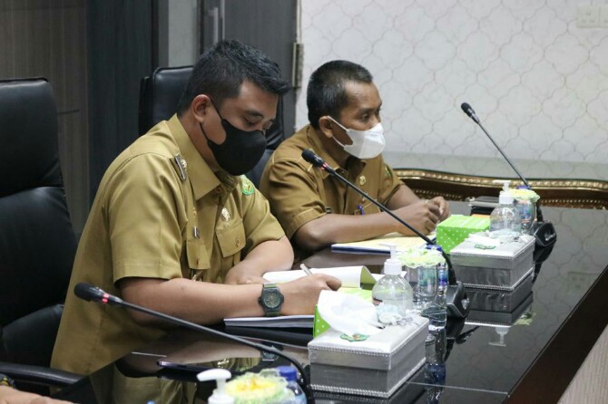 Walikota Medan, Bobby Nasution meminta personel Dinas Pekerjaan Umum Kota Medan harus terukur dan target jelas dalam mengatasi genangan air.