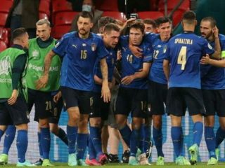 Timnas Italia akhirnya menuntaskan dendam Euro 2012 terhadap Spanyol. Tim besutan Roberto Mancini menang lewat drama adu pinalti 5-3 pertandingan semifinal pertama Euro 2020 di Stadion Wembley, Rabu dini hari (7/7/2021)