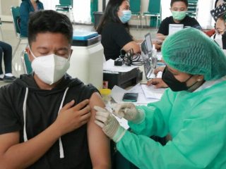 Vaksinasi untuk anak usia 12 tahun sampai 17 tahun di Kota Medan mulai dimulai di Gedung PKK, Jalan Rotan, Kecamatan Medan Petisah, Rabu (7/7/2021).