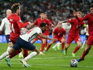 Inggris ke Final karena Diving, Sterling Bahagia