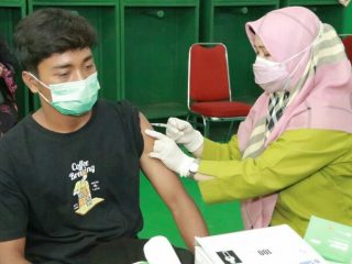Sebanyak 169 atlet Kota Medan dari 43 cabang olahraga dan 40 orang pelatih mengikuti vaksinasi di Stadion Teladan, Kamis (8/7/2021)