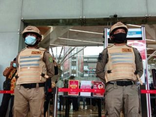 Pemerintah Kota (Pemko) bersama unsur Forkompinda Kota Medan melakukan penyegelan terhadap pusat perbelanjaan Centre Point di Jalan Jawa, Kecamatan Medan timur, Jumat (9/7/2021).