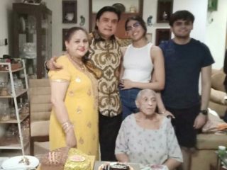 Karan Sukarno Walia, rekan main Suzzanna dalam legenda film "Malam Satu Suro" ternyata sudah genap berusia 61 tahun pada, 2 Juli 2021.