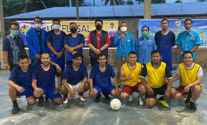 Pengurus DPD KNPI Samosir menghelat Fun Futsal DPD KNPI Sumut bersama Bupati Samosir Vandiko Timotius Gultom di Lapangan Futsal Panguruan, Samosir, Jumat (9/7/2021).