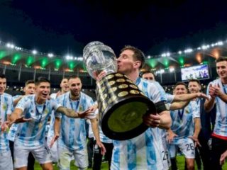 Timnas Argentina akhirnya mengangkat tropi Copa Amerika 2021 setelah di final mengalahkan timnas Brasil 1-0 di Stadion Maracana, Brasil, Minggu (11/7/2021)