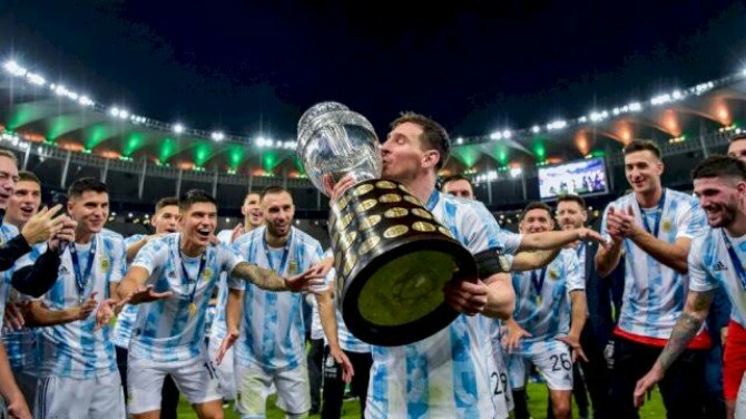 Timnas Argentina akhirnya mengangkat tropi Copa Amerika 2021 setelah di final mengalahkan timnas Brasil 1-0 di Stadion Maracana, Brasil, Minggu (11/7/2021)