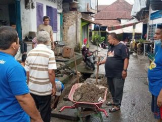 Jelang peringatan ke-48 tahun KNPI Sumut diwarnai dengan gotongroyong bersama dengan mahasiswa UIN Sumut dan warga Medan Maimoon, Minggu (11/7/2021).