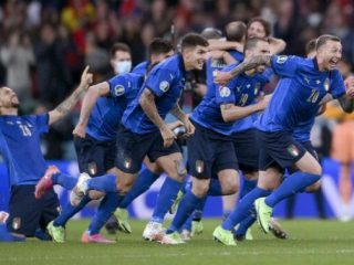 Timnas Italia akhirnya menjadi raja baru di benua biru, eropa setelah di partai final mengalahkan Timnas Inggris melalui drama adu pinalti dengan skor 4-3 (1-1) di Stadion Wembley, Senin dinihari (12/7/2021).