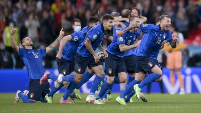 Timnas Italia akhirnya menjadi raja baru di benua biru, eropa setelah di partai final mengalahkan Timnas Inggris melalui drama adu pinalti dengan skor 4-3 (1-1) di Stadion Wembley, Senin dinihari (12/7/2021).