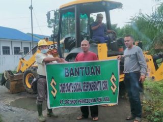 PT Socfindo Indonesia Kebun Aek Loba menyalurkan CSR dalam bentuk perbaikan drainase di Lingkungan I, Kelurahan Aek Loba, Pekan dan Dusun 3, Desa Aek Loba Afdeling Kecamatan Aek Kuasan, Kabupaten Asahan, Selasa (13/5/2021).