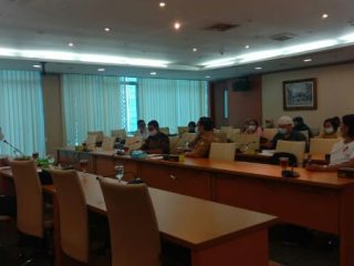 Puluhan guru yang kecewa dengan pembatalan pembukaan formasi 10.991 guru honorer berstatus Pegawai Pemerintah dengan Perjanjian Kerja (PPPK) oleh Pemprov Sumatera Utara (Sumut) mengadukan nasib mereka ke Komisi E DPRD Sumatera Utara (Sumut), Selasa (13/7/2021).